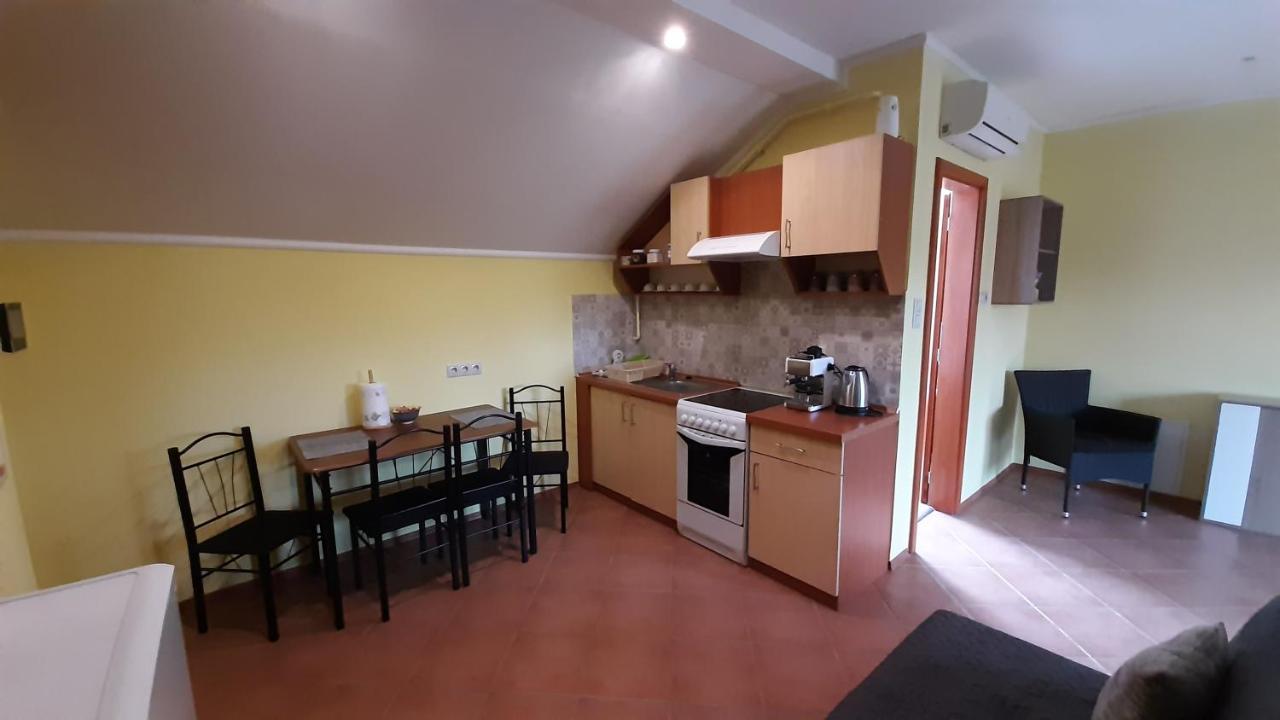 Rozmaring Apartmanok Gyula Esterno foto