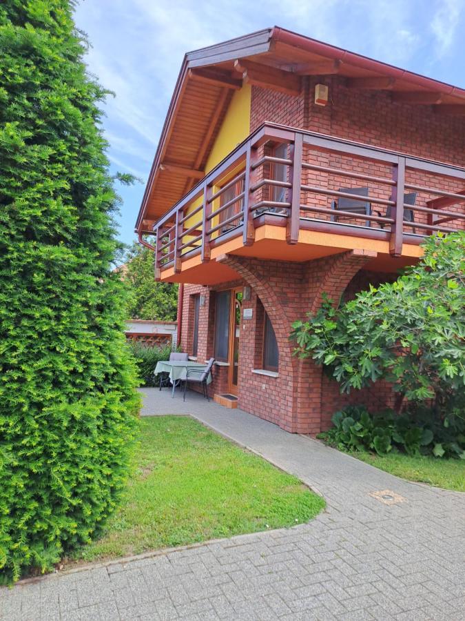Rozmaring Apartmanok Gyula Esterno foto