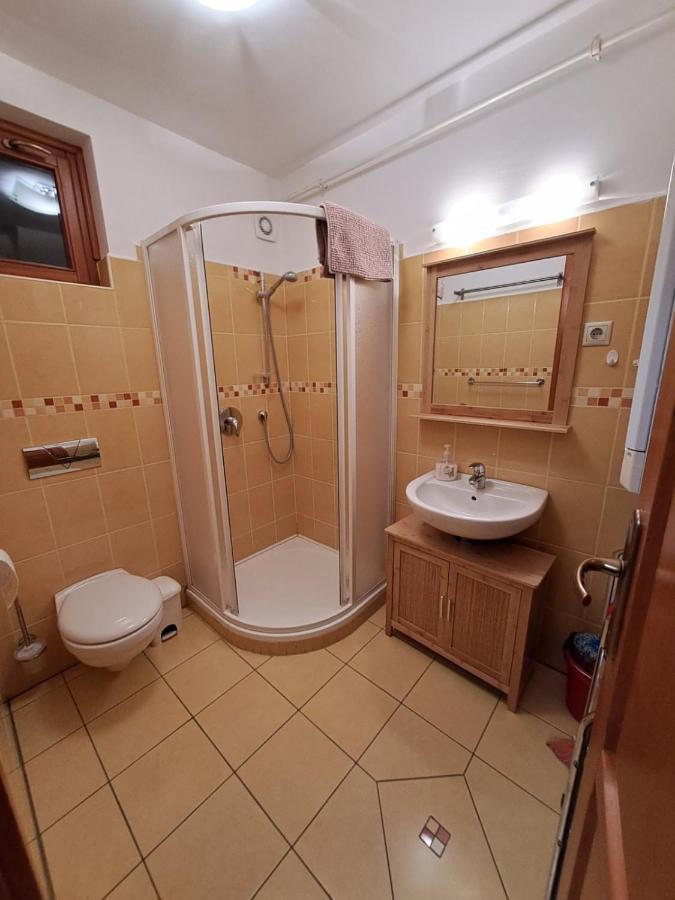 Rozmaring Apartmanok Gyula Esterno foto