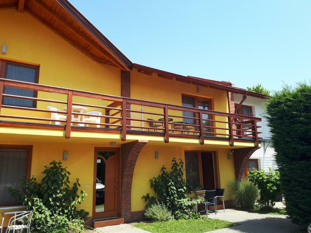 Rozmaring Apartmanok Gyula Esterno foto