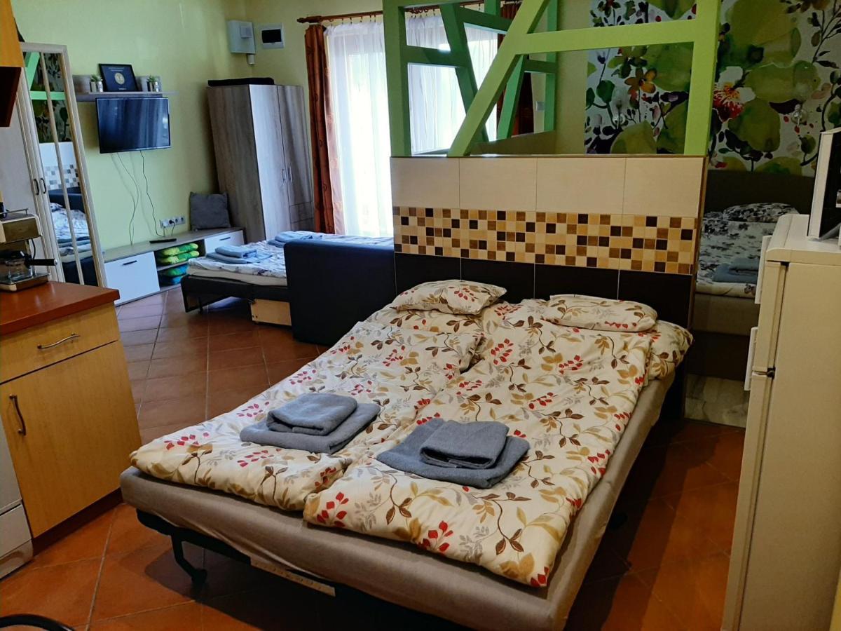 Rozmaring Apartmanok Gyula Esterno foto